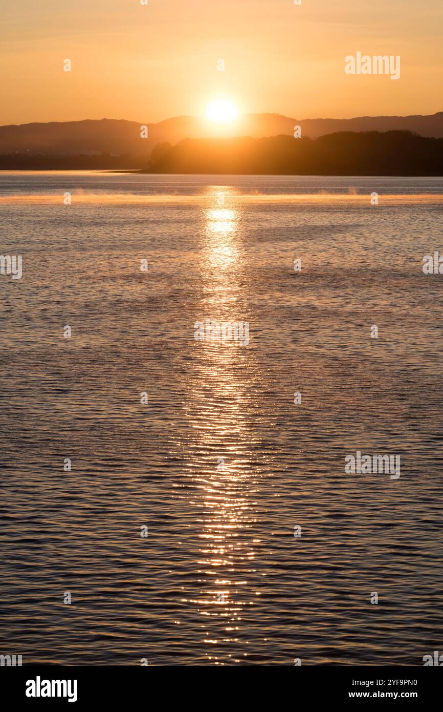Alba colorata su Liptovska Mara, regione di Liptov, Slovacchia Foto Stock