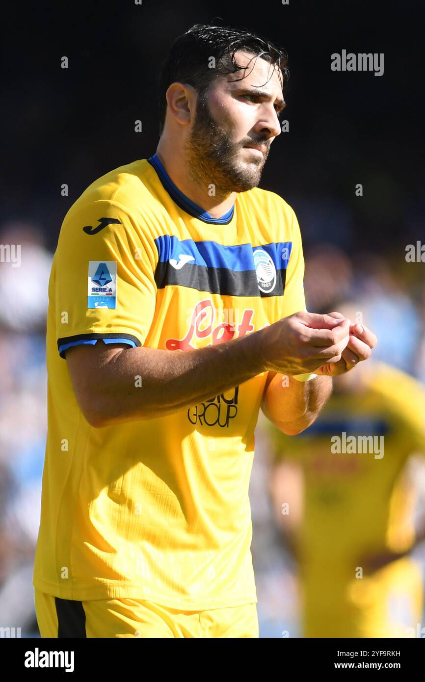 Napoli, Lazio. 3 novembre 2024. Sead Kolasinac dell'Atalanta durante la partita di serie A tra Napoli e Atalanta allo stadio Maradona, Napoli, Italia, 3 novembre 2024. Credito AllShotLive: SIPA USA/Alamy Live News Foto Stock
