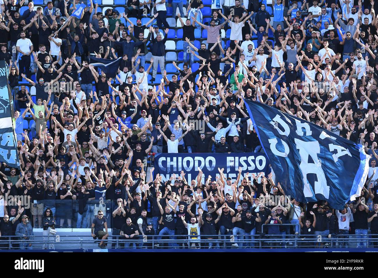 Napoli, Lazio. 3 novembre 2024. Tifosi del Napoli durante la partita di serie A tra Napoli e Atalanta allo stadio Maradona, Napoli, Italia, 3 novembre 2024. Credito AllShotLive: SIPA USA/Alamy Live News Foto Stock