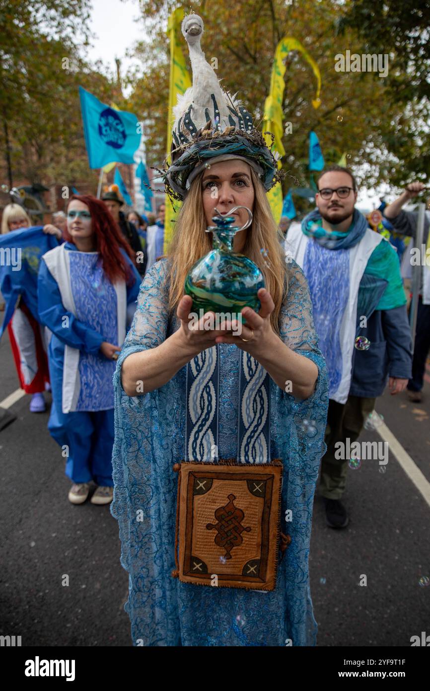 Londra, Regno Unito, 3 novembre 2024. Un dimostratore detiene una sfera contenente acqua. Migliaia di persone partecipano alla “marcia per l’acqua pulita” che si tiene nel centro di Londra. Organizzato da una coalizione di gruppi politici e ambientalisti e da celebrità famose, la marcia e la manifestazione mirano a richiamare l'attenzione sull'industria idrica e sullo stato attuale dei corsi d'acqua britannici. Il movimento chiede tre cose: La riforma e la regolamentazione dell'industria idrica, l'applicazione delle leggi vigenti e la garanzia di investimenti nelle infrastrutture da parte delle compagnie idriche. Crediti: James Willoughby/Alamy Live News Foto Stock