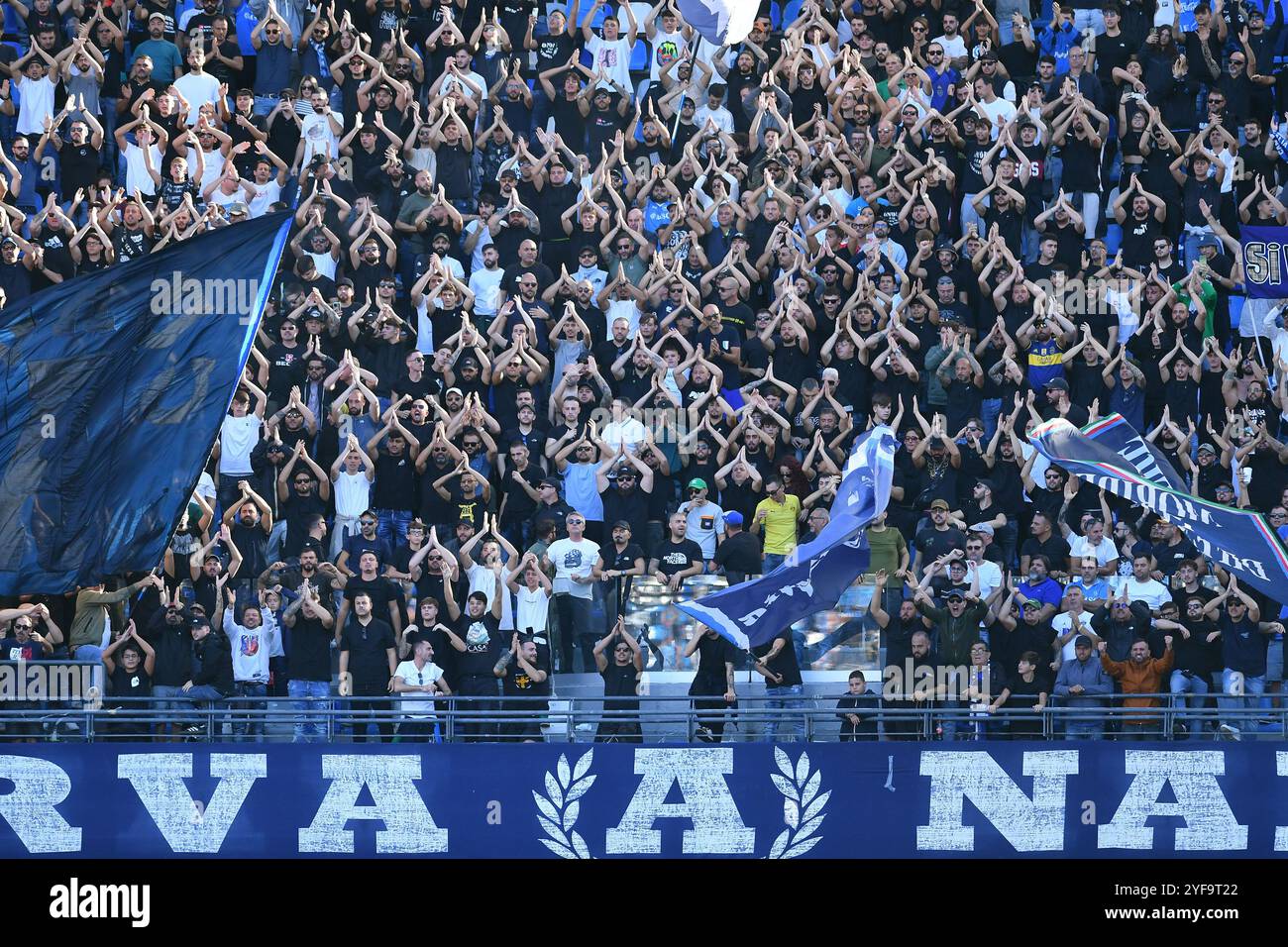 Napoli, Lazio. 3 novembre 2024. Tifosi del Napoli durante la partita di serie A tra Napoli e Atalanta allo stadio Maradona, Napoli, Italia, 3 novembre 2024. Credito AllShotLive: SIPA USA/Alamy Live News Foto Stock
