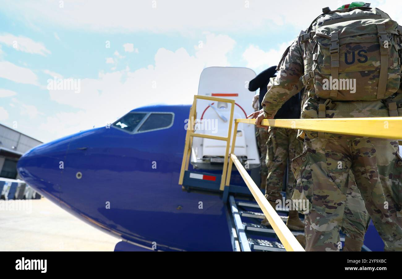 Soldati statunitensi assegnati alla 755th Military Police Company della 92nd Military Police Brigade, Guardia Nazionale dell'Esercito di Porto Rico, imbarcati su un aereo all'Aeroporto Internazionale Luis Muñoz Marín, San Juan, Porto Rico, 3 novembre 2024. Il 755th MP Co. Si mobilitò in Honduras per fornire sicurezza di base e sostegno alle operazioni umanitarie in tutta l'America centrale. (Foto della Guardia Nazionale dell'Esercito degli Stati Uniti di SPC. Felix Ortiz Rivera) Foto Stock