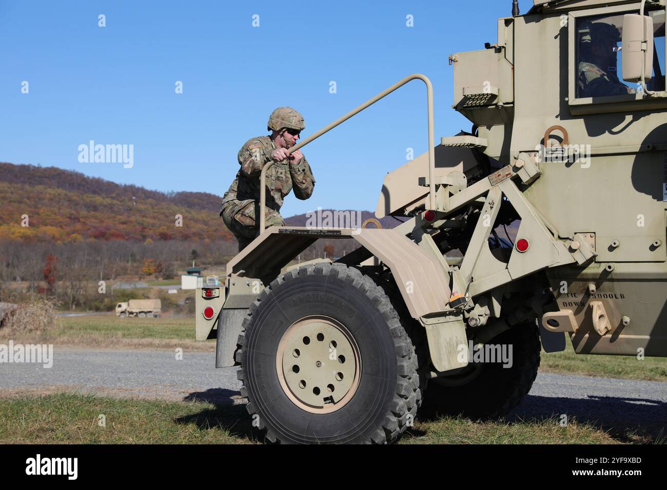 Soldati statunitensi assegnati al 382nd Sapper Engineer Company, 365th Engineer Battalion, conducono l'addestramento dei conducenti a Fort Indiantown Gap, Pennsylvania, 2 novembre 2024. I soldati ottengono le licenze in Humvee, veicoli resistenti alle mine, protetti da imboscate e veicoli tattici medi leggeri per mantenere un eccellente standard di preparazione per le missioni future. (Foto della Guardia Nazionale dell'Esercito degli Stati Uniti di SPC. Aliyah Vivier) Foto Stock