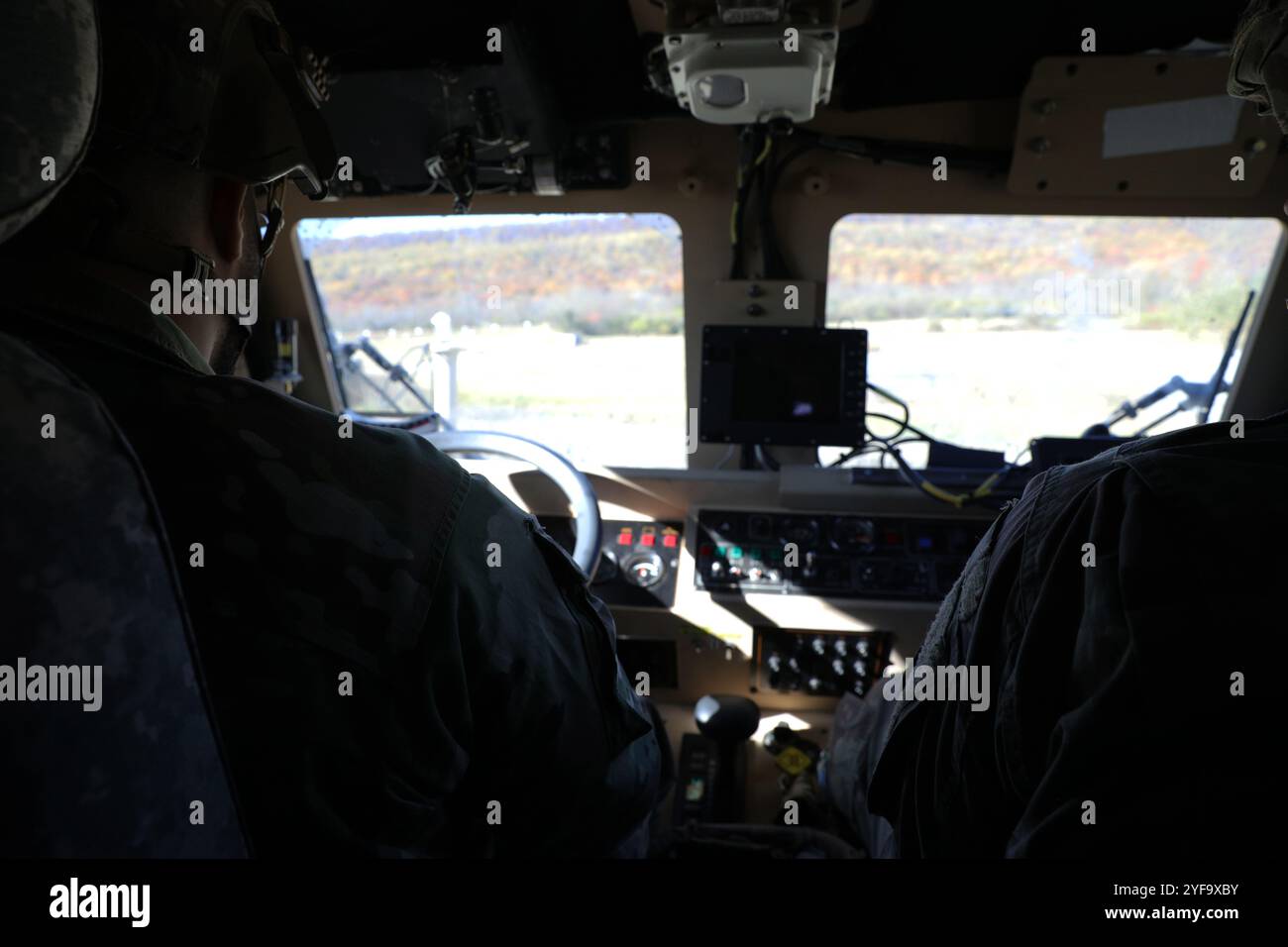 Soldati statunitensi assegnati al 382nd Sapper Engineer Company, 365th Engineer Battalion, conducono l'addestramento dei conducenti a Fort Indiantown Gap, Pennsylvania, 2 novembre 2024. I soldati ottengono le licenze in Humvee, veicoli resistenti alle mine, protetti da imboscate e veicoli tattici medi leggeri per mantenere un eccellente standard di preparazione per le missioni future. (Foto della Guardia Nazionale dell'Esercito degli Stati Uniti di SPC. Aliyah Vivier) Foto Stock