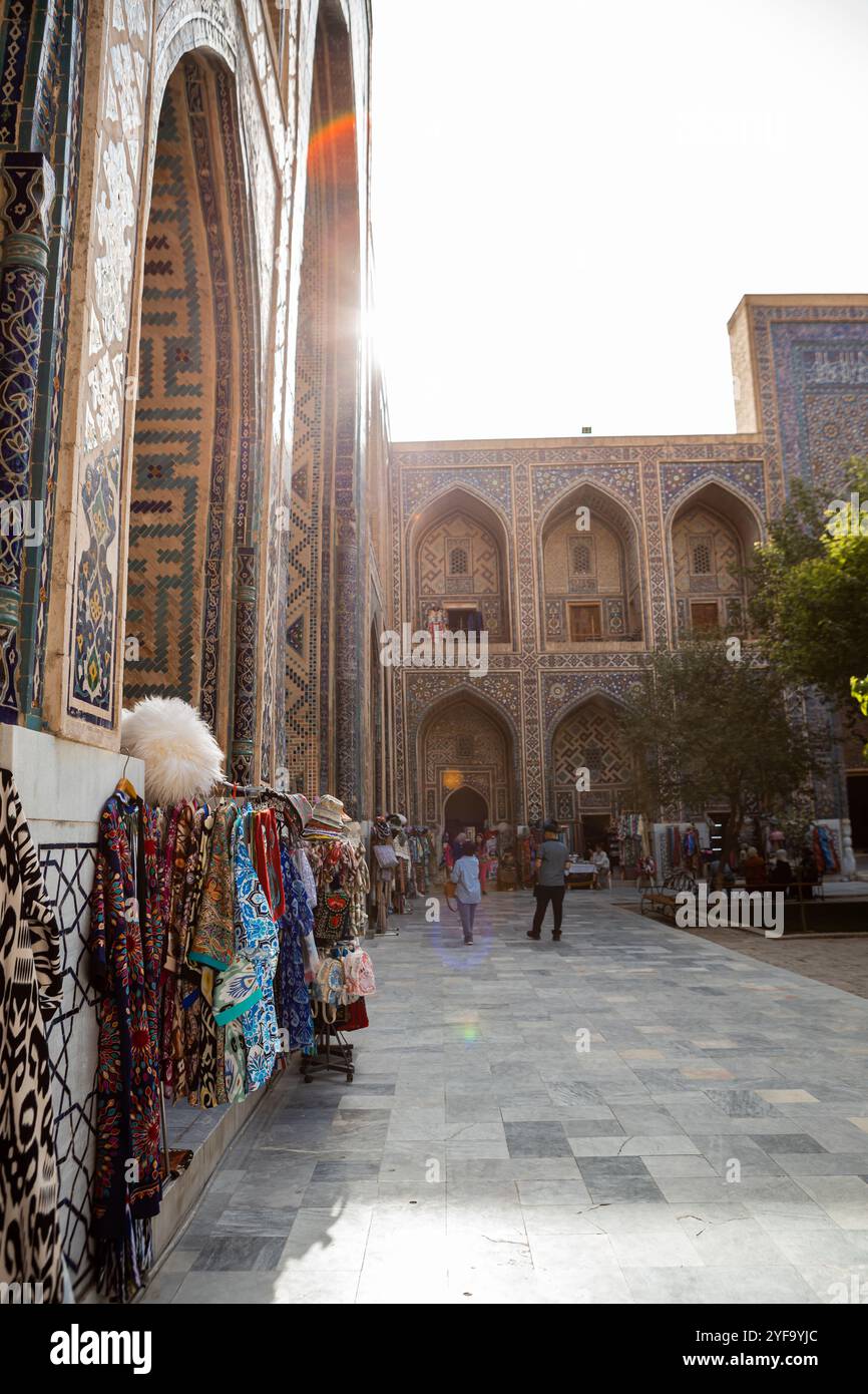 Piazza Registan a Samarcanda, Uzbekistan. Il Registan era il cuore dell'antica città di Samarcanda dell'Impero timuride, ora in Uzbekistan Foto Stock