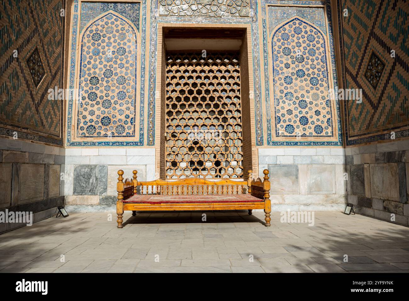 Piazza Registan a Samarcanda, Uzbekistan. Il Registan era il cuore dell'antica città di Samarcanda dell'Impero timuride, ora in Uzbekistan Foto Stock