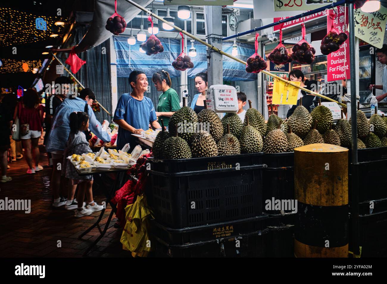 Singapore - 18 gennaio 2025: Un banco per il durian fresco in un mercato di strada a Chinatown Foto Stock