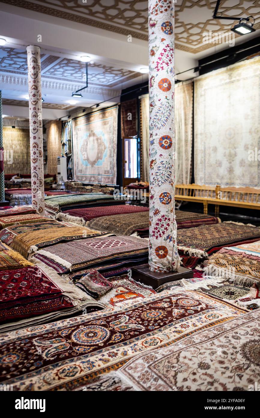 L'ampia gamma di tappeti fatti a mano, tradizionali tappeti di seta uzbeka annodati nel piccolo bazar, Bukhara, Uzbekistan, Asia centrale Foto Stock