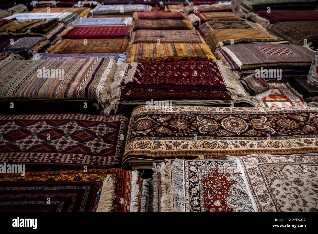 L'ampia gamma di tappeti fatti a mano, tradizionali tappeti di seta uzbeka annodati nel piccolo bazar, Bukhara, Uzbekistan, Asia centrale Foto Stock