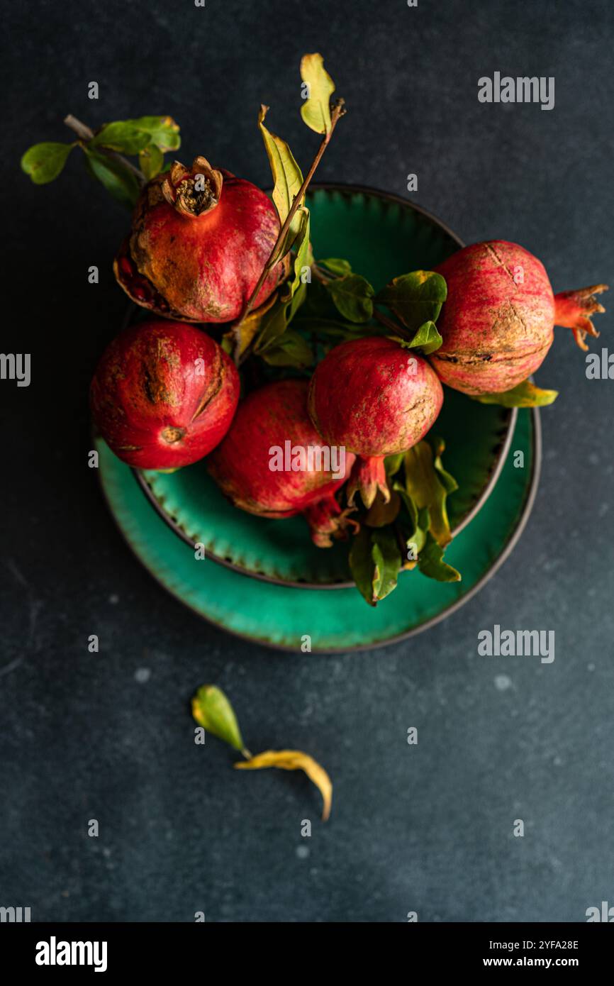 Tavolo con melograno maturo proveniente dal frutteto Foto Stock