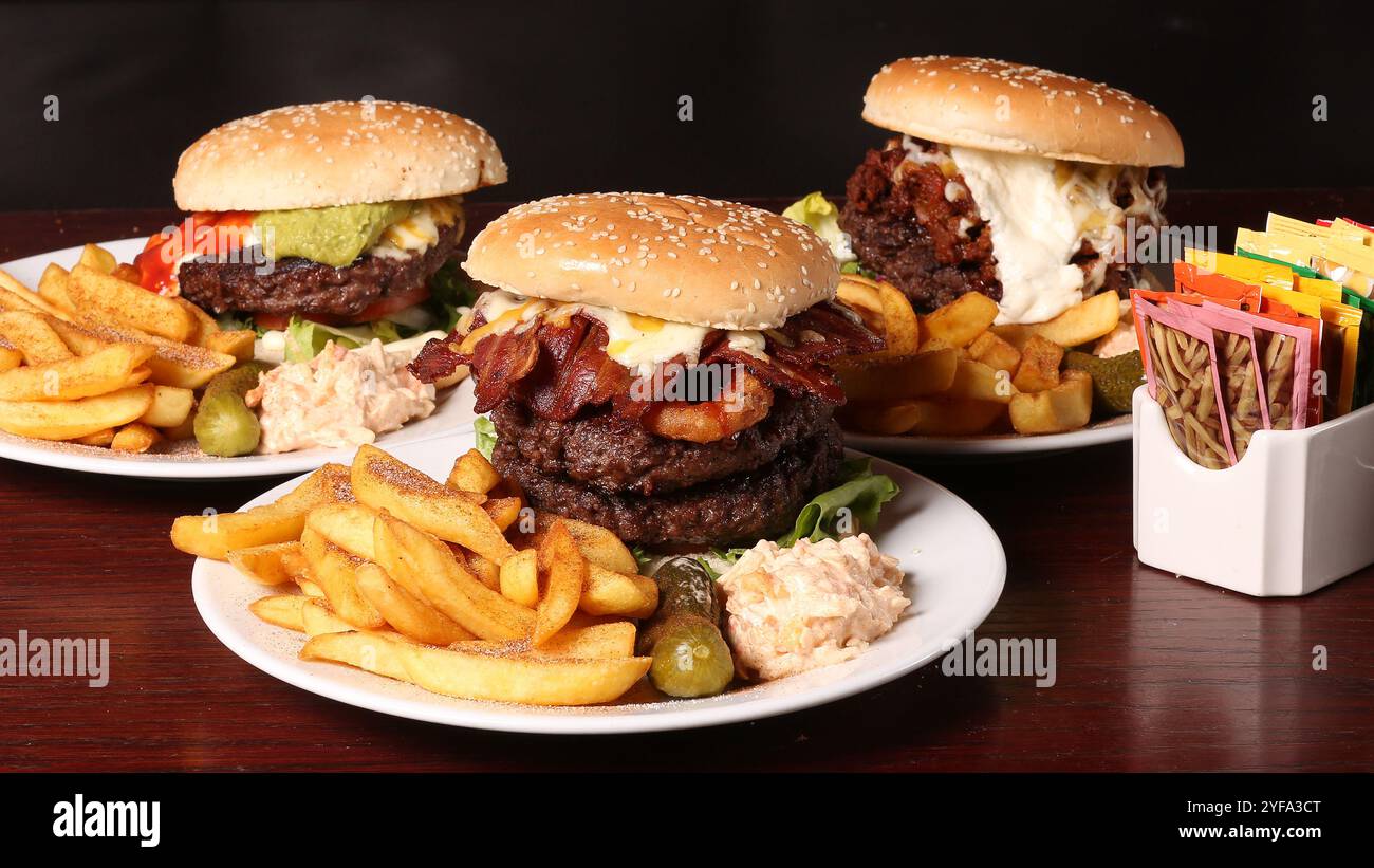 Hamburger e patatine su un piatto in un pub Foto Stock