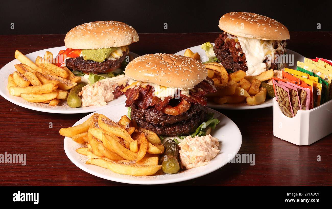 Hamburger e patatine su un piatto in un pub Foto Stock