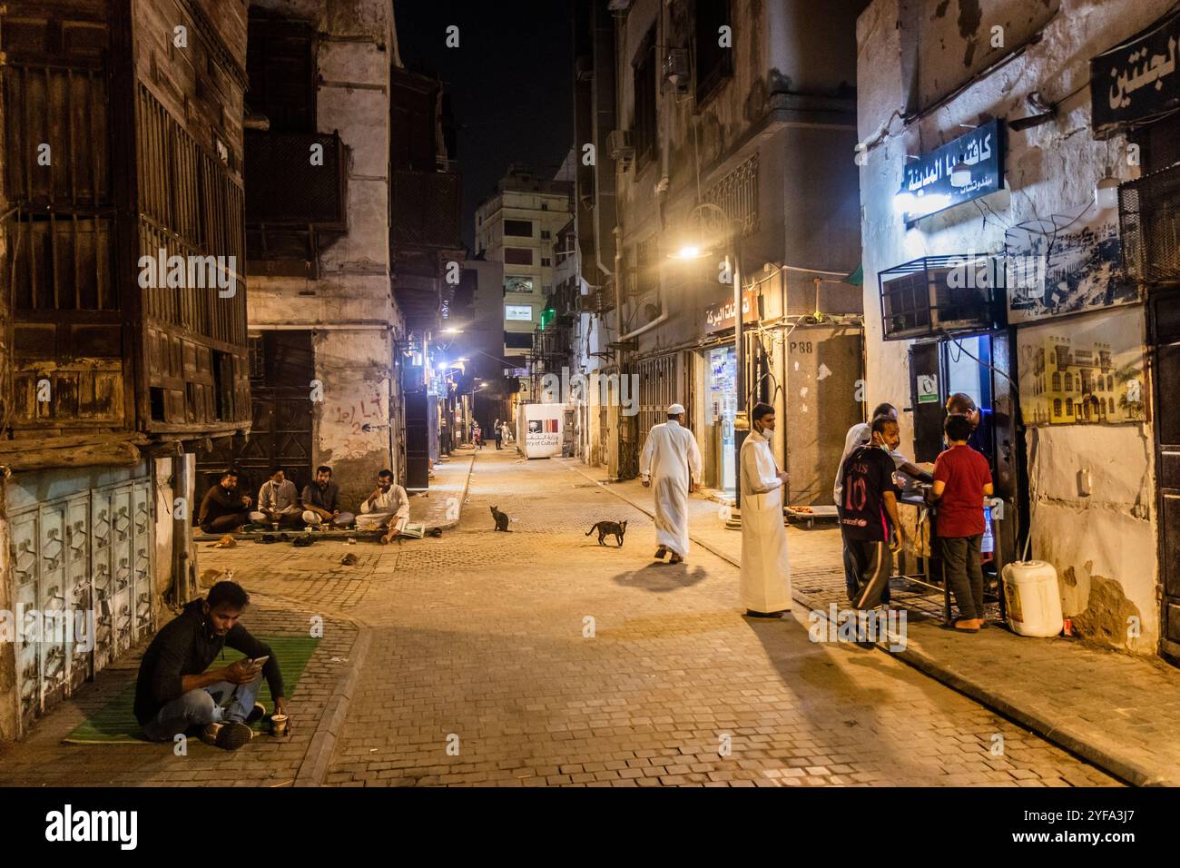 JEDDAH, ARABIA SAUDITA - 15 NOVEMBRE 2021: Vista notturna di una strada di al Balad, centro storico di Jeddah, Arabia Saudita Foto Stock