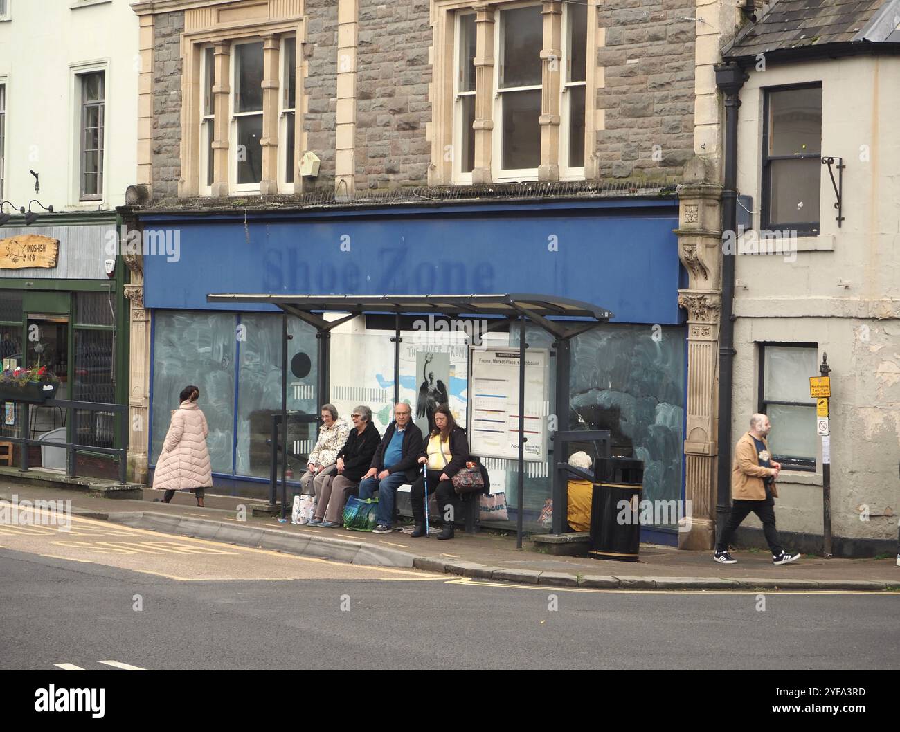 Il negozio Shoe zone è chiuso dietro la fermata dell'autobus nella Market Place nella città mercato di Frome, Somerset Foto Stock