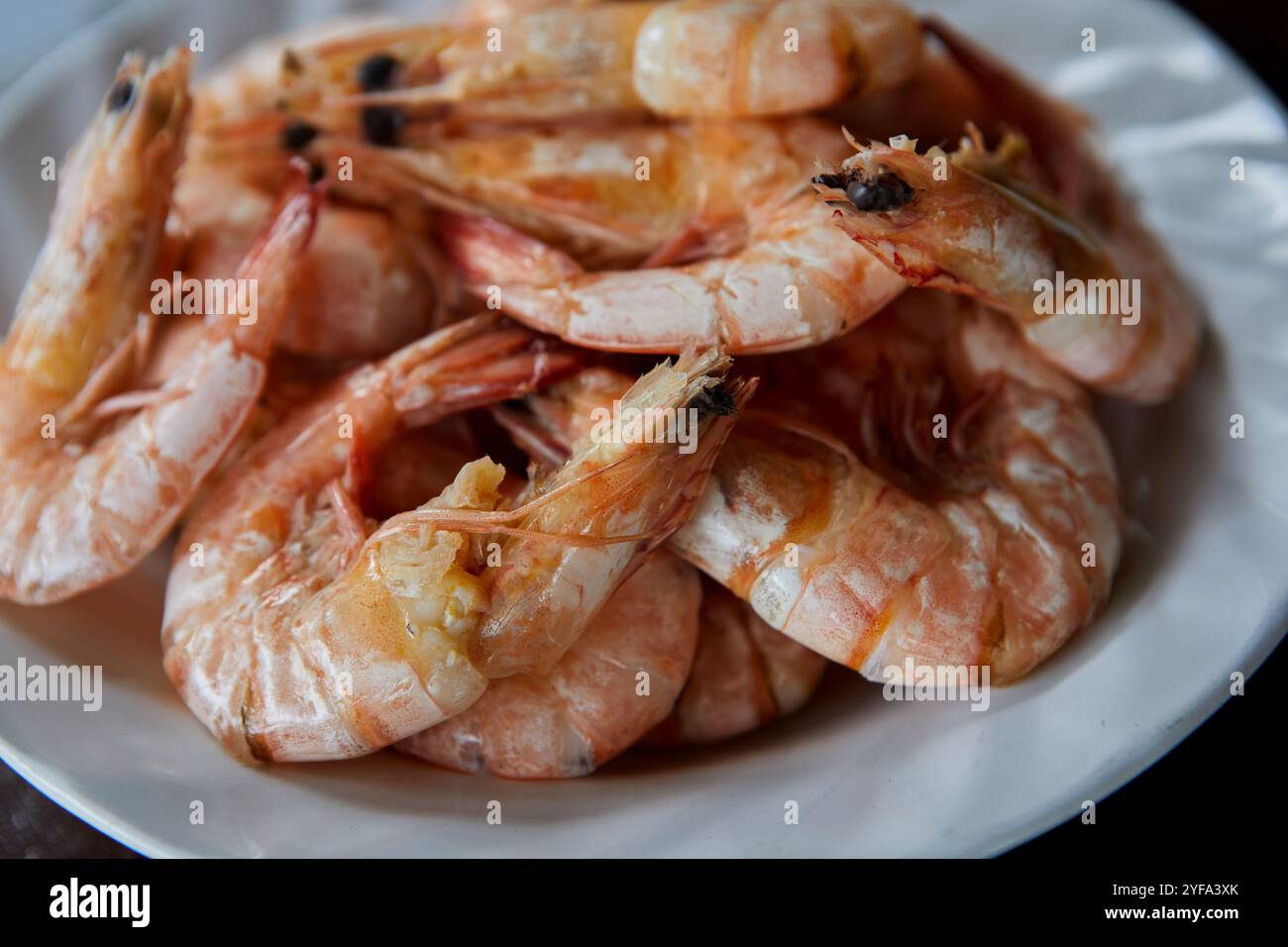 Vista ravvicinata dei gamberi cotti nel piatto Foto Stock