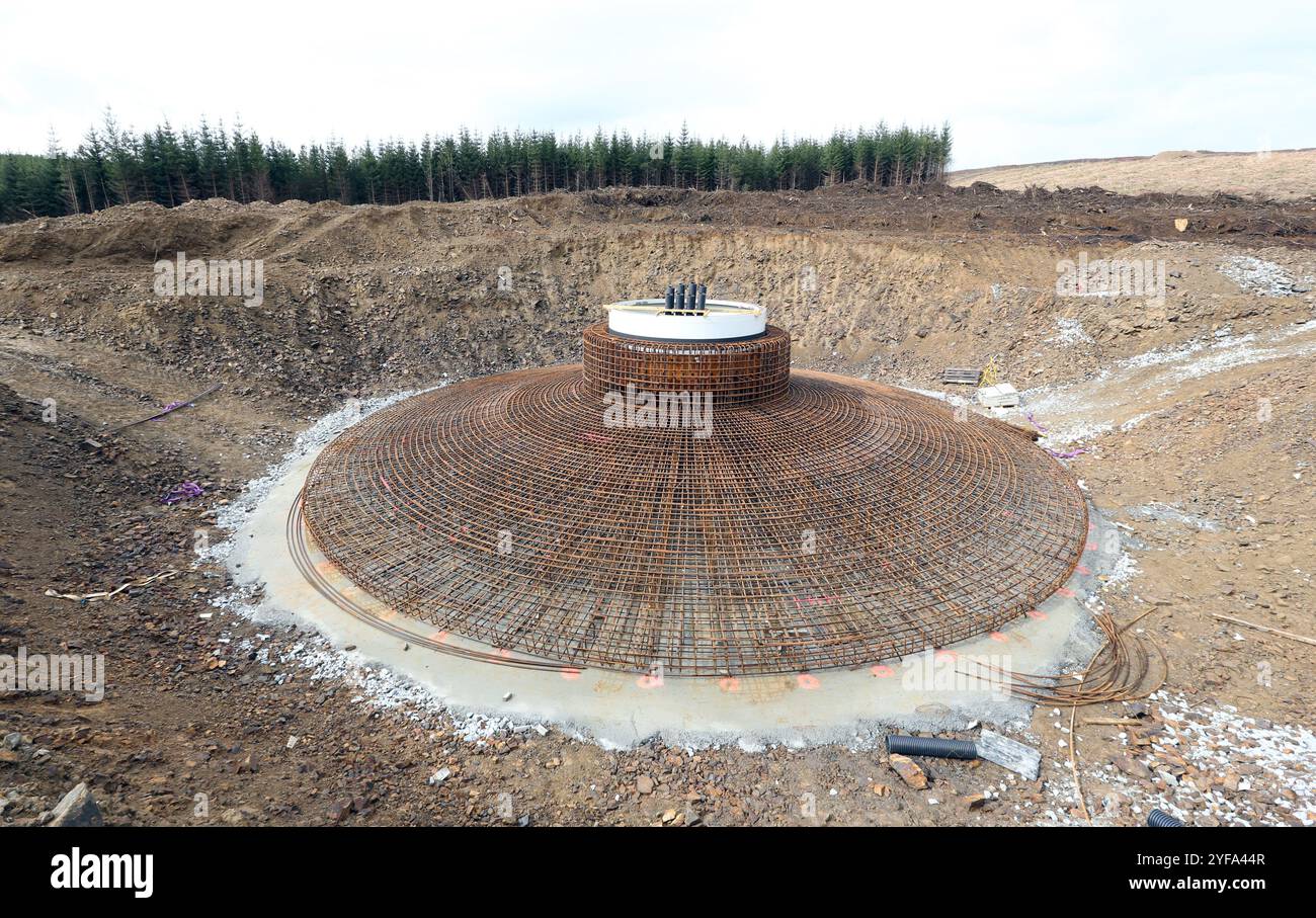 Fondazione di turbine eoliche durante la costruzione di infrastrutture per parchi eolici Foto Stock Fondazione di turbine eoliche durante la costruzione di infrastrutture per parchi eolici Foto Stock