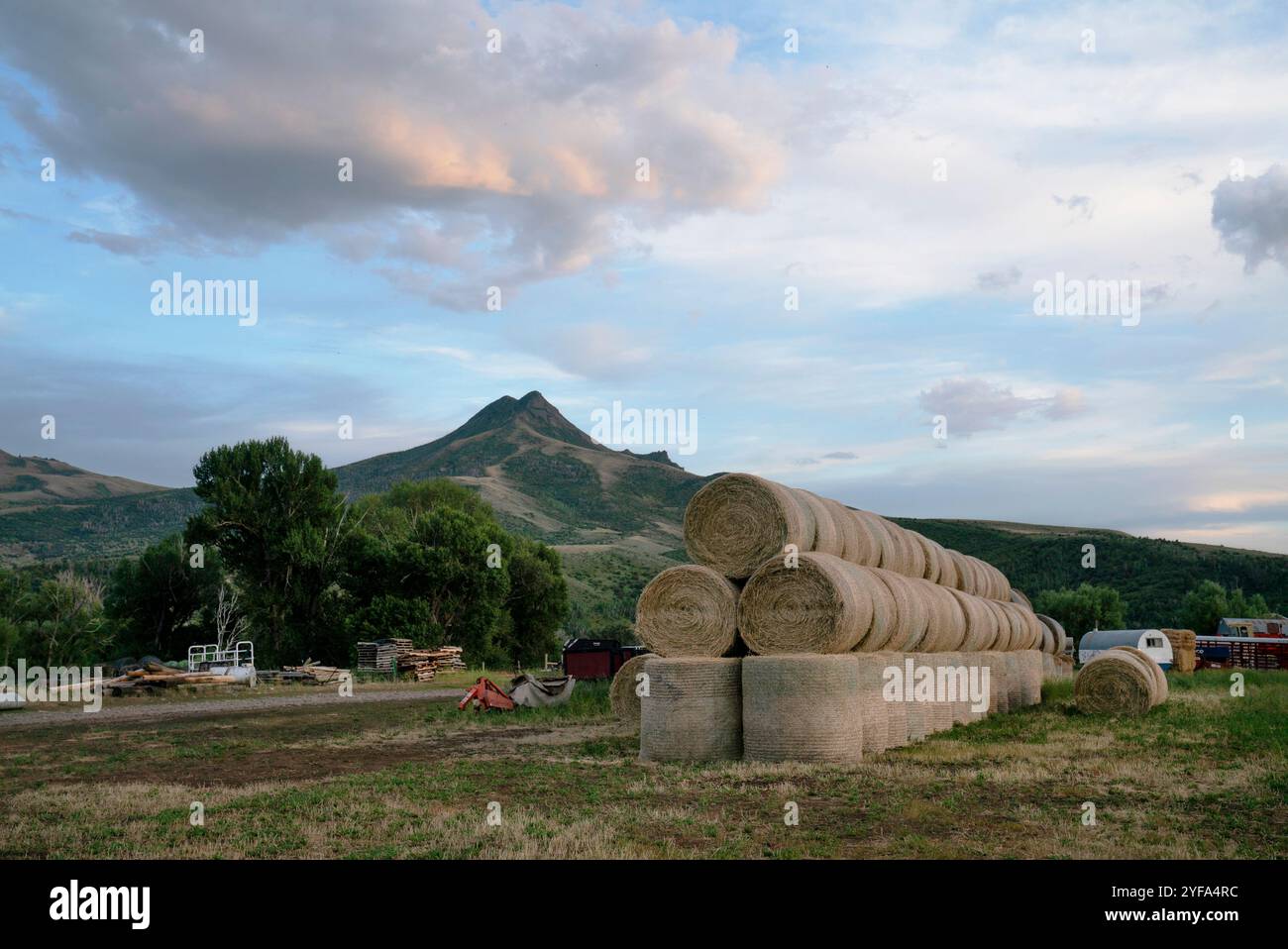 Balle di fieno in un ranch in montagna Foto Stock