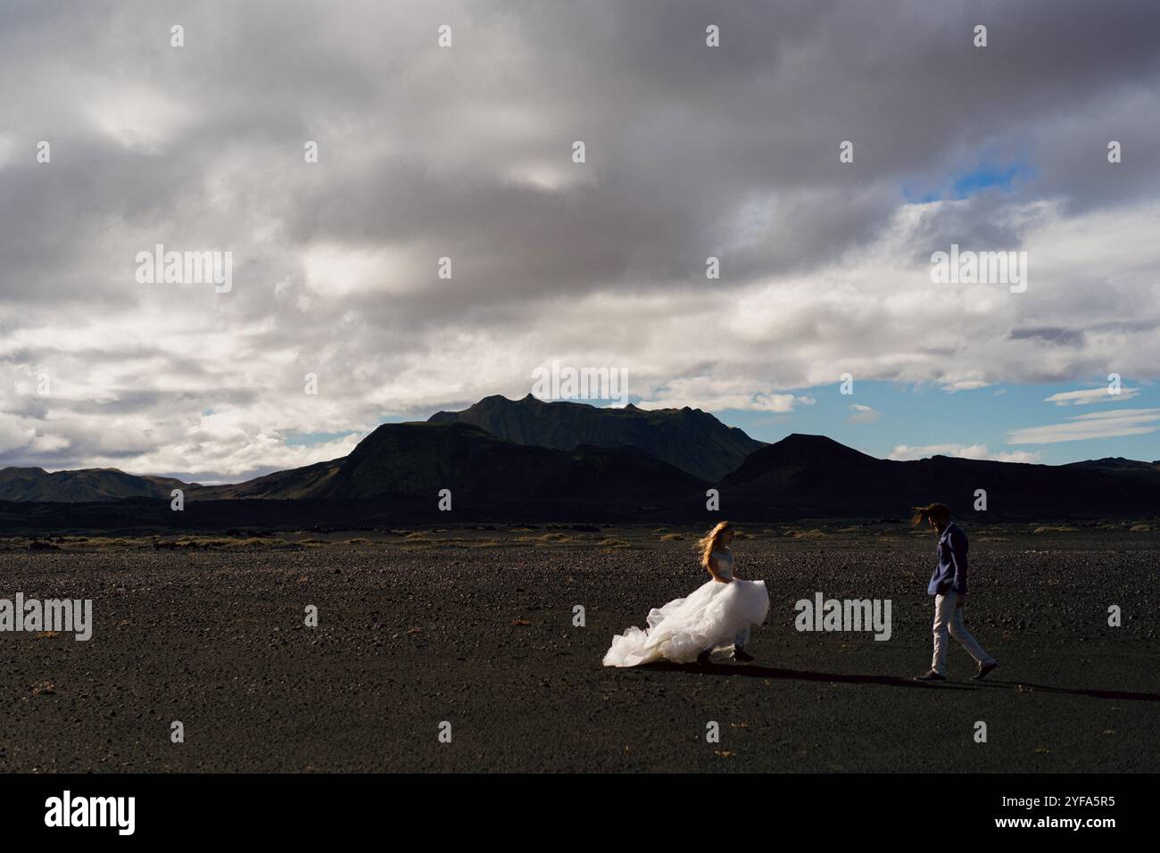 Coppia in abiti da sposa in Islanda contro le montagne Foto Stock