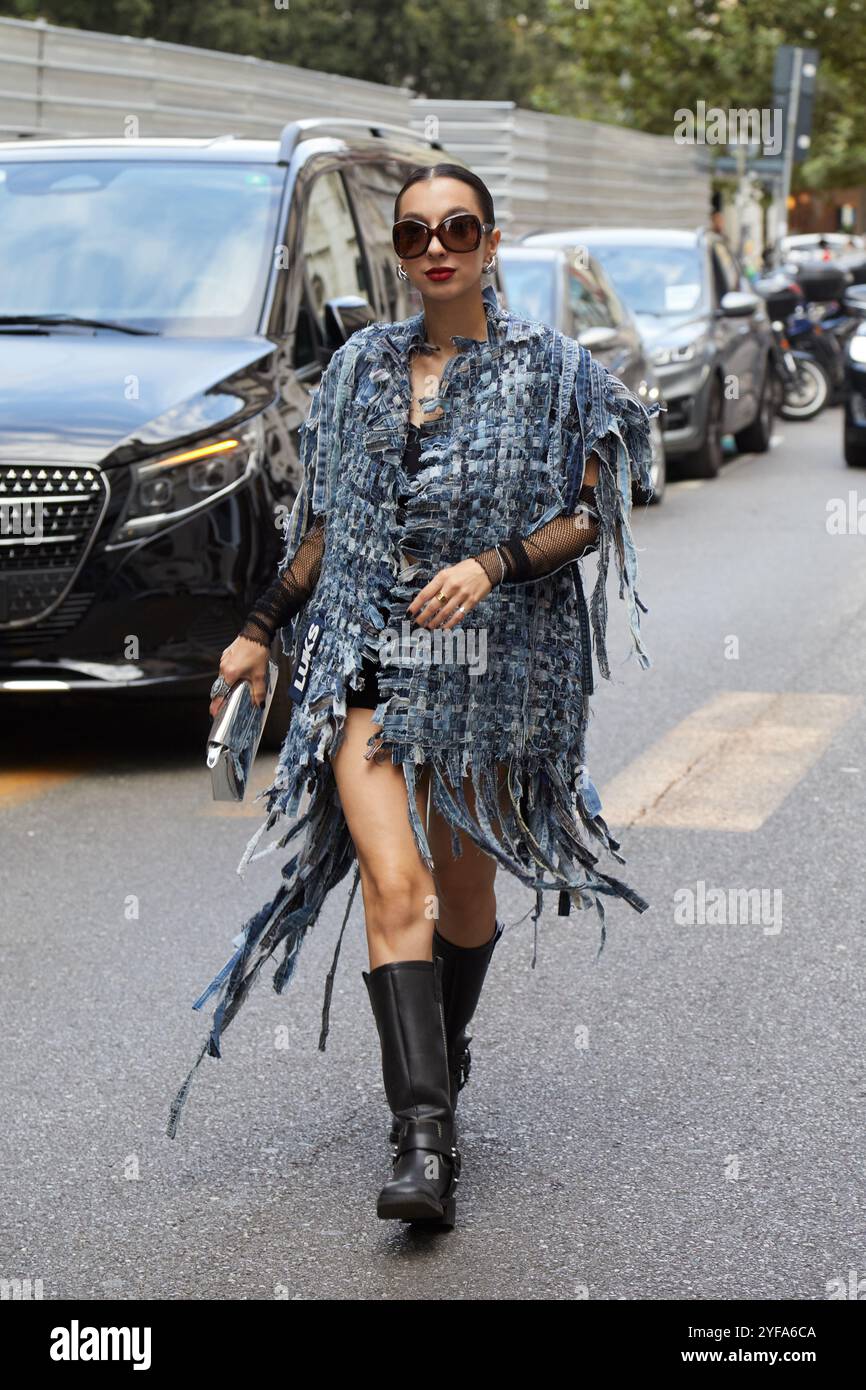 MILANO, ITALIA - 19 SETTEMBRE 2024: Donna con giacca in denim blu intrecciata prima della sfilata Maison Margiela, Street style di Milano Foto Stock