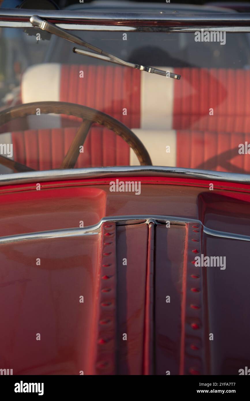 Vista frontale, classica auto d'epoca rossa da collezione Foto Stock