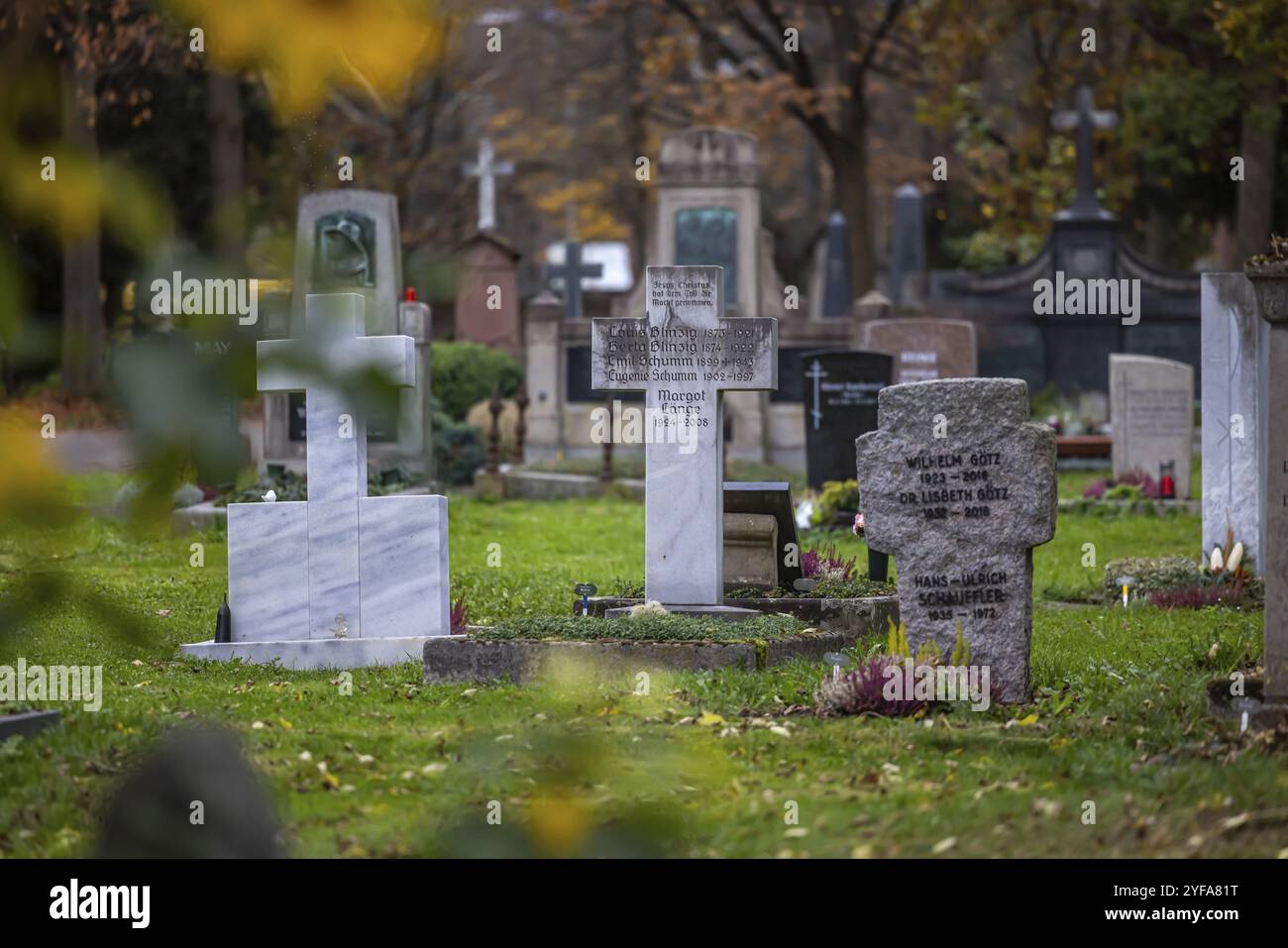Giornata di Ognissanti al cimitero Bergfriedhof di Stoccarda. I cattolici commemorano i loro parenti deceduti. Decorazioni funerarie e candele. Stoccarda, B. Foto Stock