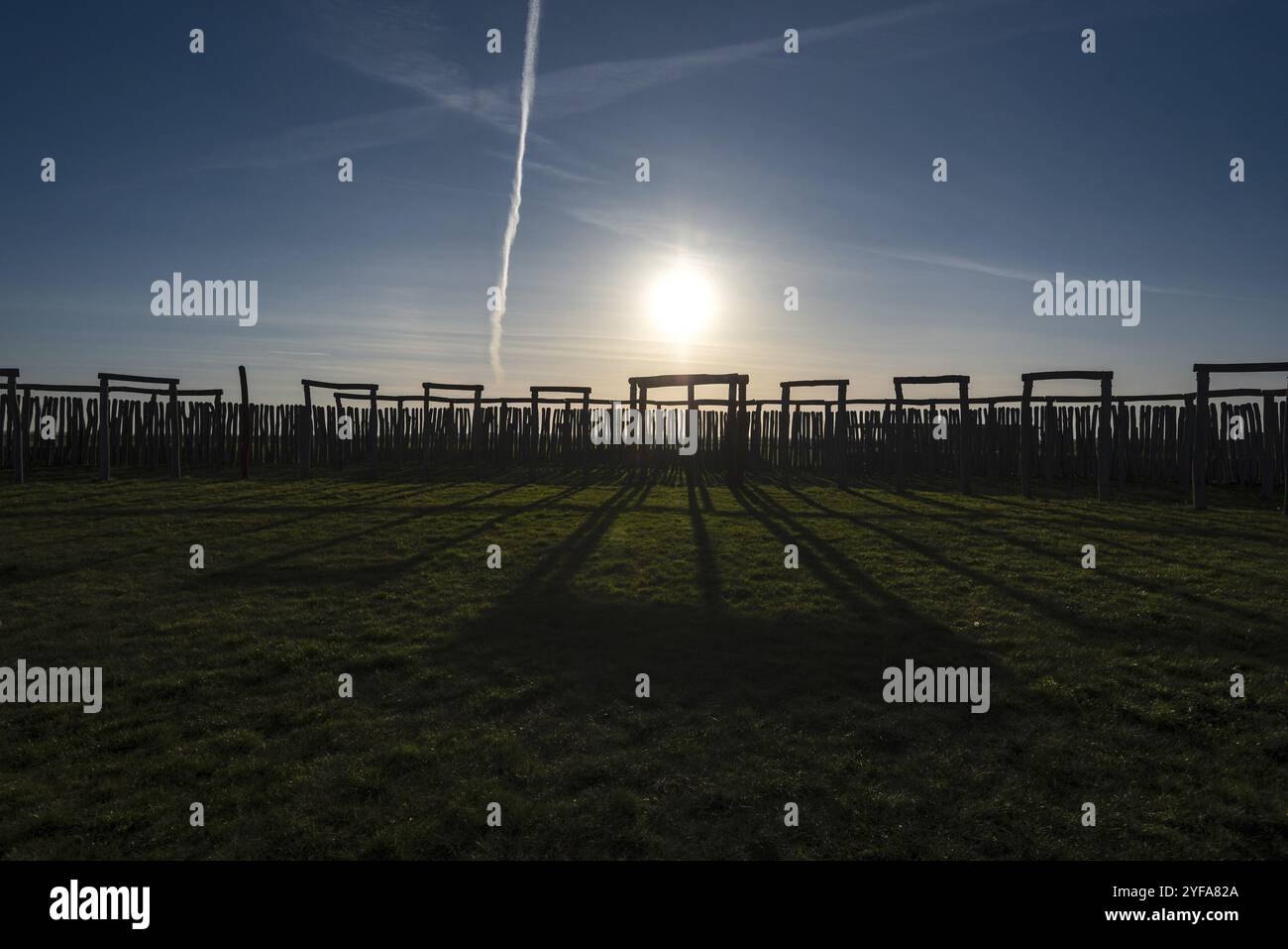 Il sole del pomeriggio splende nel santuario di Poemmelte ring, complesso di fossati circolari preistorici, Poemmelte, Zackmuende, Sassonia-Anhalt, Germania, Europa Foto Stock
