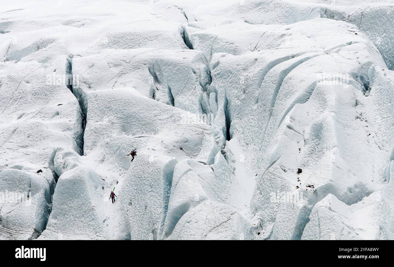 Persone non riconosciuta di escursionismo su ghiacciaio Vatna in Islanda Foto Stock