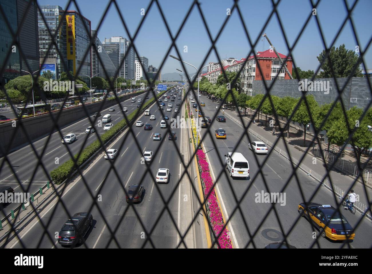Pechino, Cina? 4 giugno 2019: Le auto si muovono velocemente su un'autostrada trafficata a più corsie nella città di Pechino in Cina Foto Stock