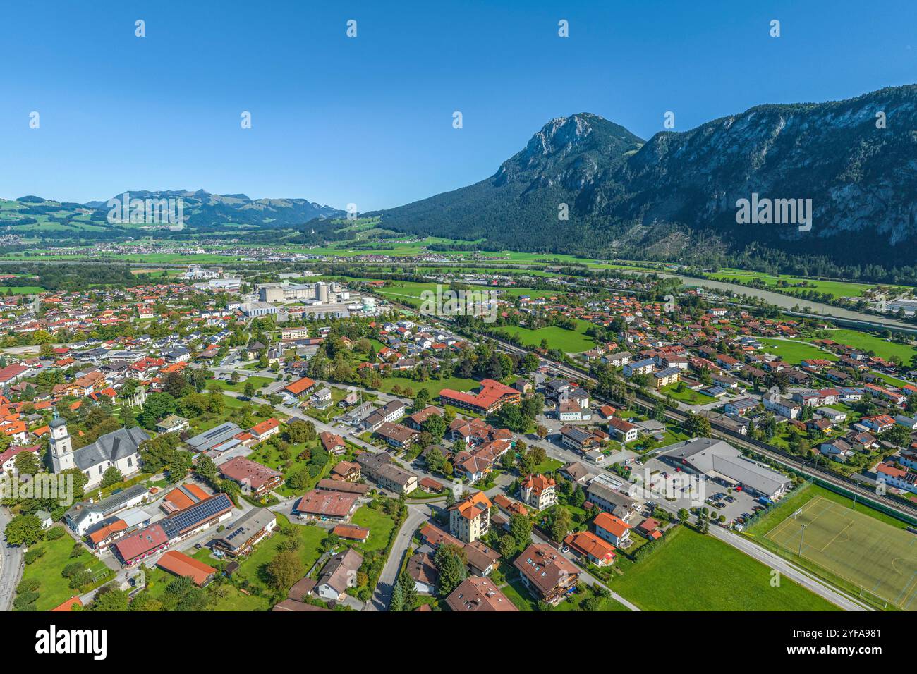La regione intorno al villaggio di confine di Kiefersfelden nell'alta Baviera del Chiemgau dall'alto Foto Stock