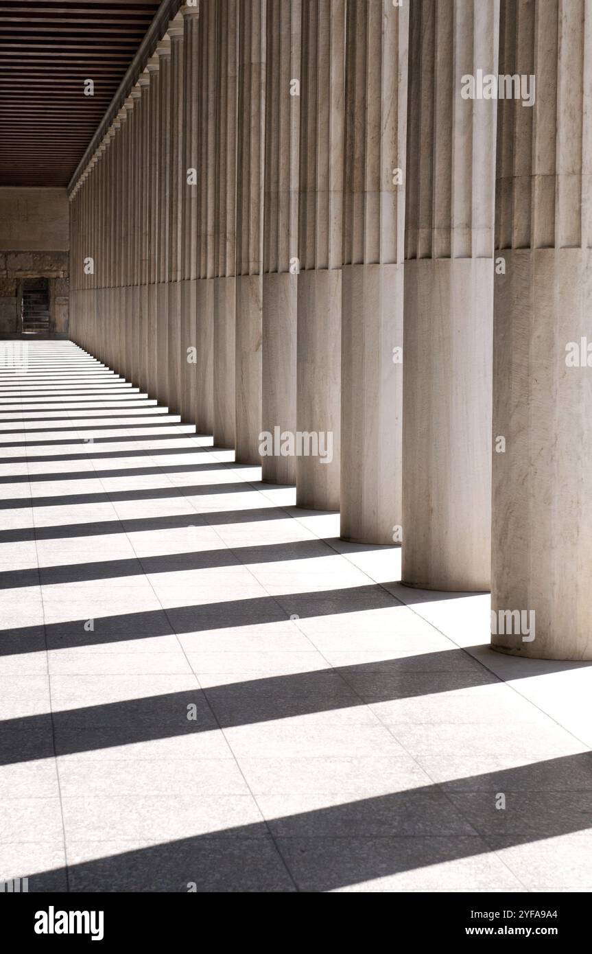 Colonna i dettagli della famosa Stoa di Attalos monumento storico nell'Antica Agorà al di sotto della collina dell'Acropoli di Atene in Grecia Foto Stock