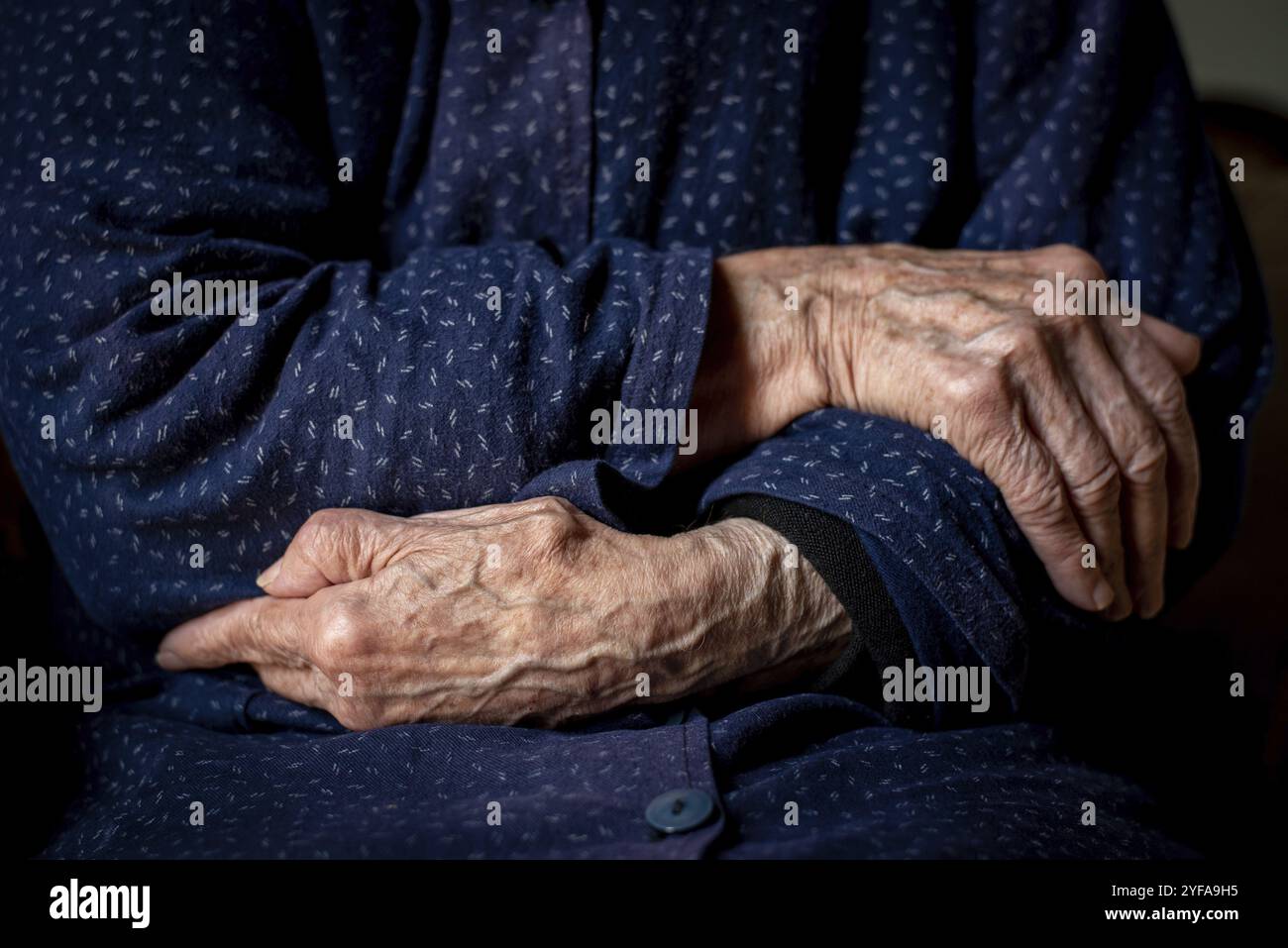 Donna anziana che incrocia le sue belle mani ruggite Foto Stock