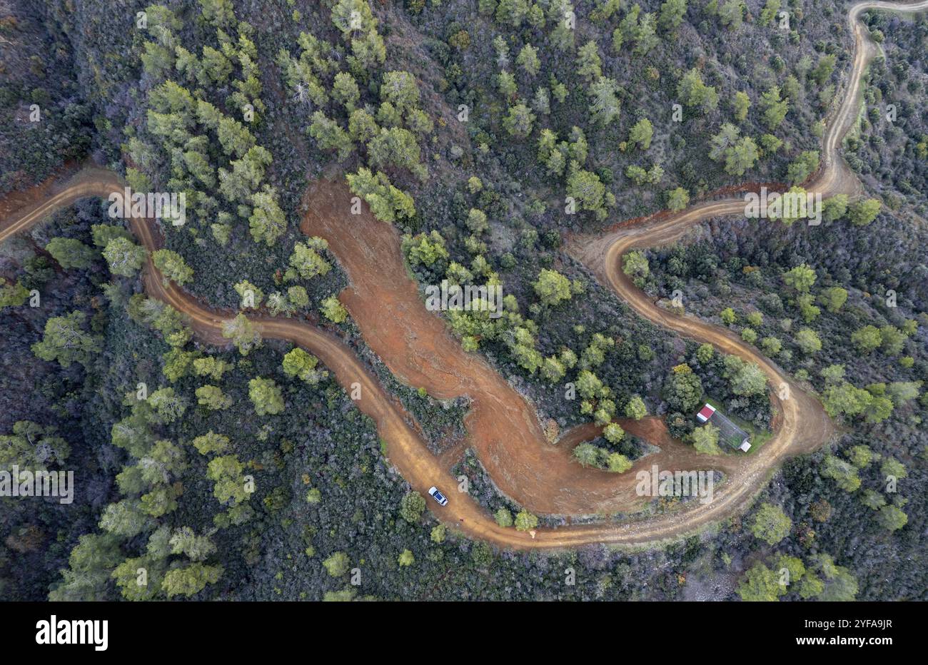 Drone aereo di strada rurale curva che passa attraverso la montagna. Scoperta e avventura nella natura. Troodos Cipro Foto Stock
