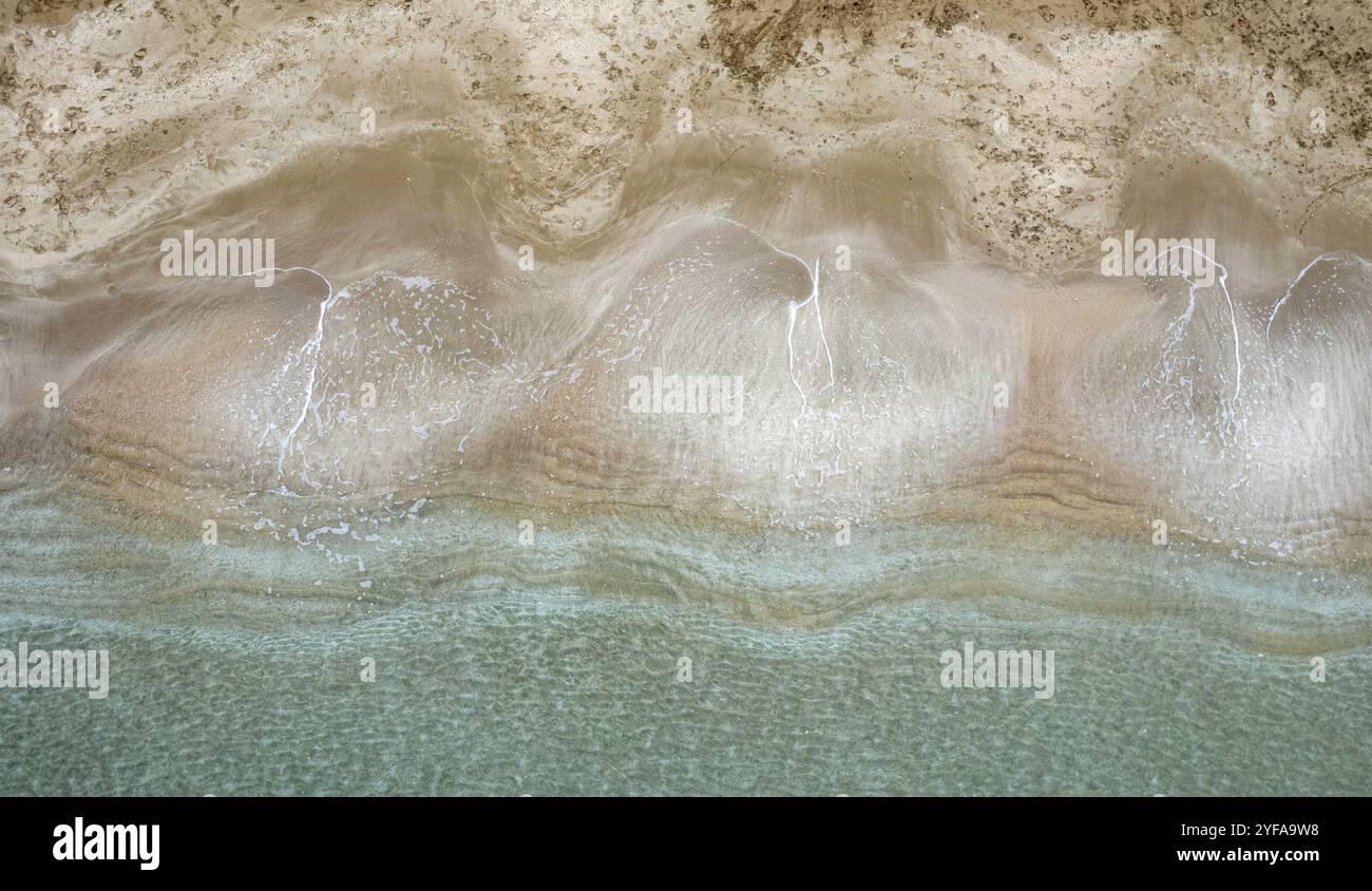 Vista aerea drone di vuota spiaggia di sabbia tropicale con sabbia dorata. Seascape background Protaras Cipro Foto Stock