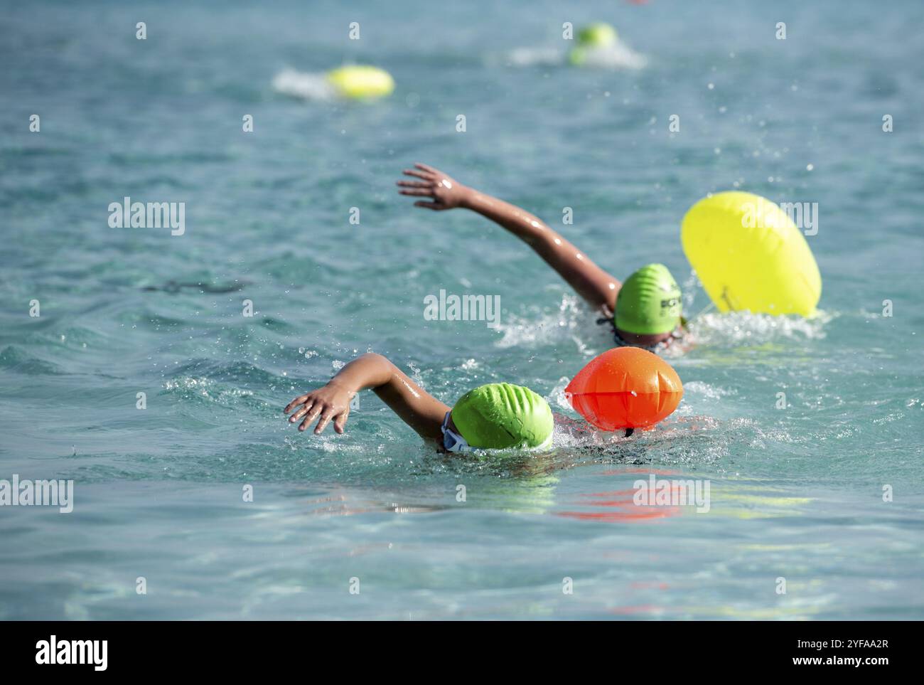 Atleti che nuotano in mare libero stile durante la gara. Aquathlon nuotatore nell'oceano Foto Stock