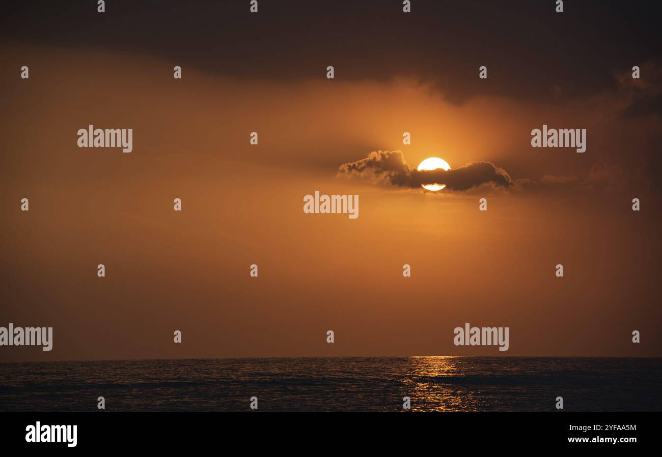 Spettacolare tramonto sull'oceano. Cielo nuvoloso e arancione. Bella fine della giornata. Protaras Cipro Foto Stock