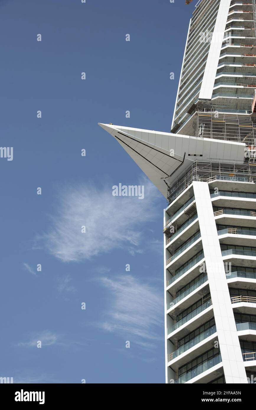 Moderno edificio d'affari. Costruzione di immobili. Il cielo blu fa spazio Foto Stock