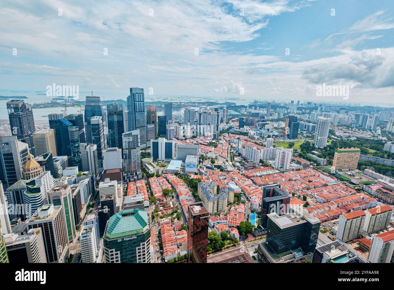 Singapore - 16 agosto 2024: Vista del paesaggio urbano dalla terrazza verde del grattacielo CapitaSpring, progettata dal Bjarke Ingels Group Foto Stock