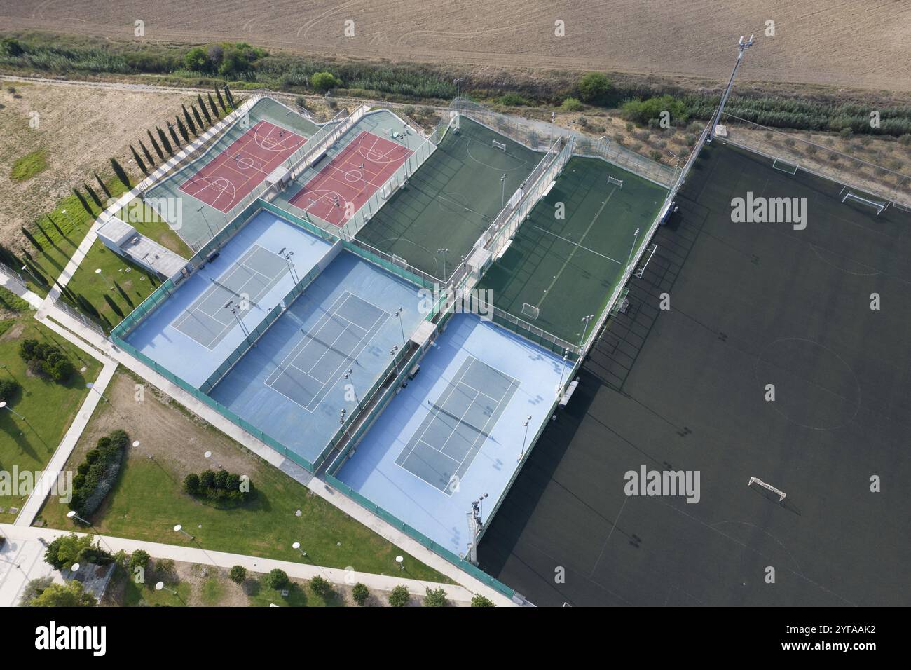 Stadi vuoti per calcio, basket e tennis, vista aerea, drone Foto Stock