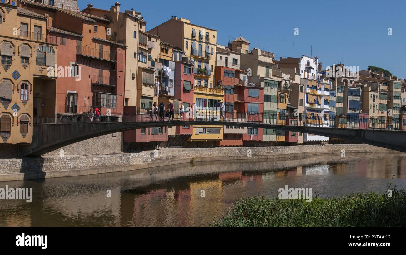 Girona, Spagna, 08 agosto 20212: Case colorate della vecchia città medievale di Girona, Spagna Europa. Città europee tradizionali, Europa Foto Stock