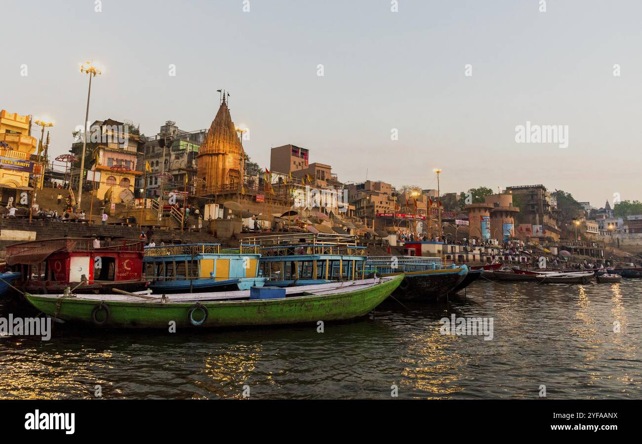 Varanasi, India, 13 marzo 2017: Barche di legno presso la riva del fiume IAT del fiume sacro Gange al mattino. Gente indiana che fa il bagno, Asia Foto Stock