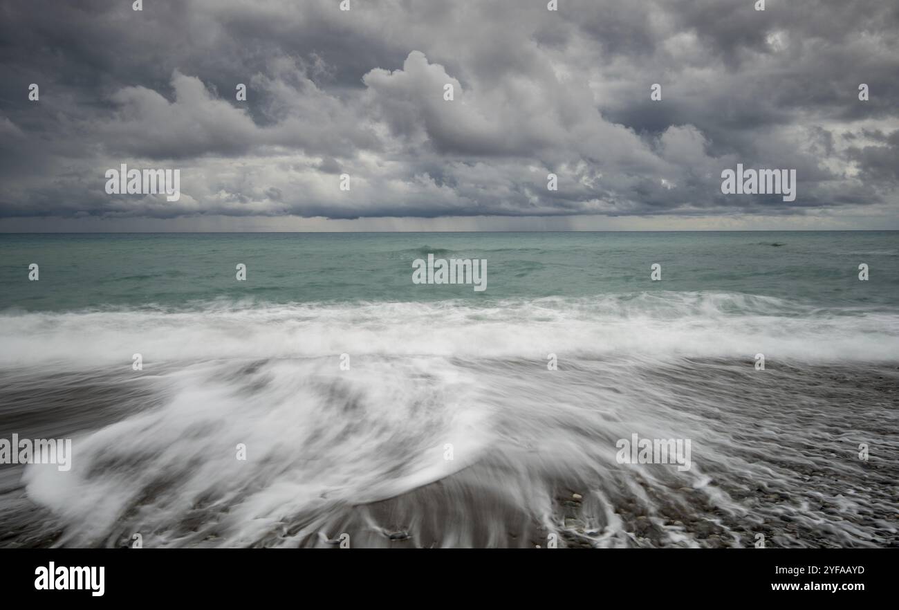 Onde ventose che si infrangono su una costa in una giornata di tempesta in inverno. Paphos Cipro Foto Stock