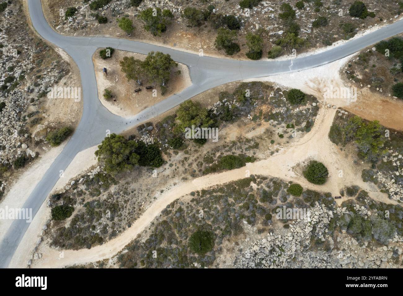 Drone aereo di campagna rurale vuoto strada. Terra asciutta. Cipro Foto Stock