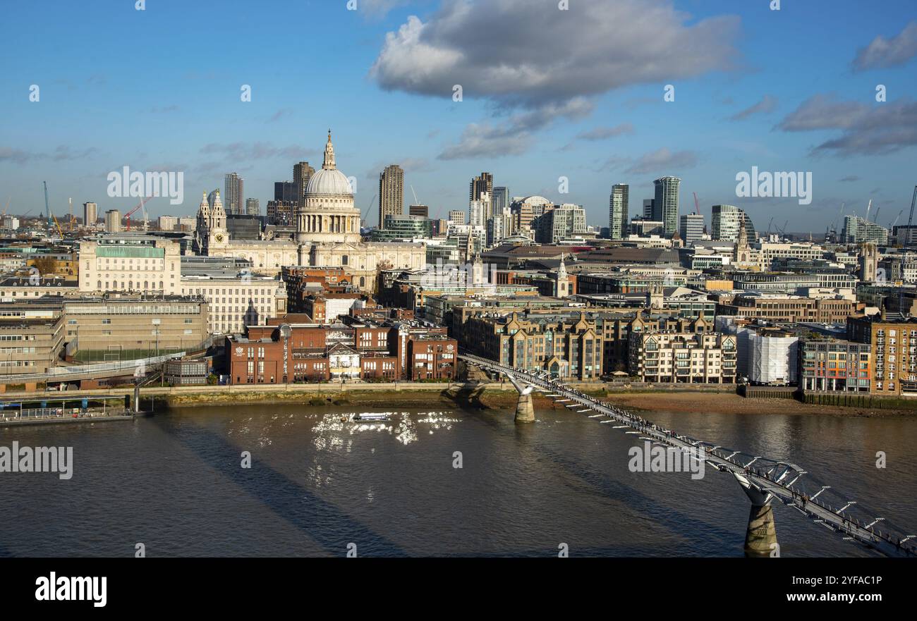 Londra, Regno Unito, 30 Novembre 2018: Paesaggio urbano della città di Londra con la gente a piedi il famoso Millennium Bridge e la vista di San Paolo Foto Stock