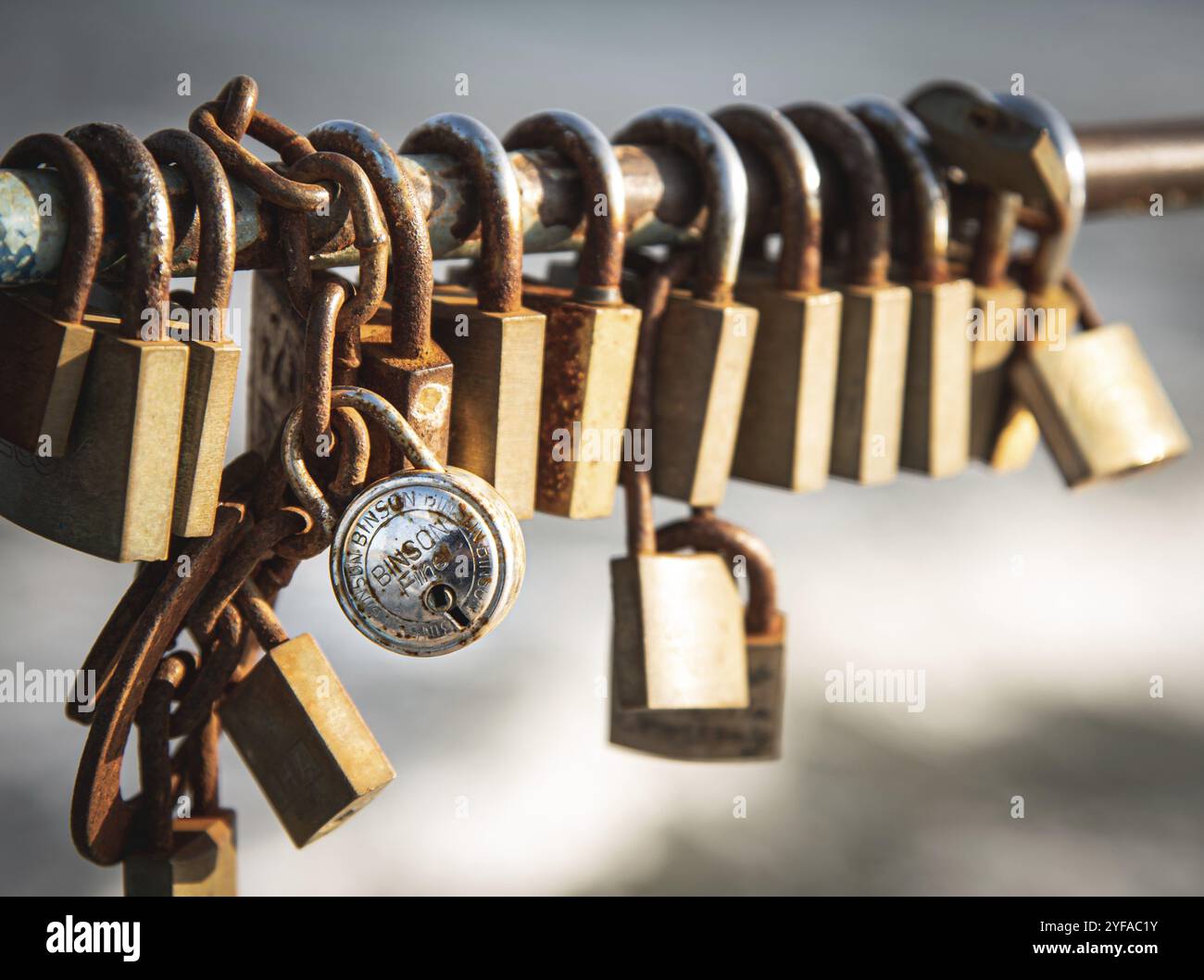 Un gruppo di appassionati di lucchetti legato su un ponte. I giovani promettono di bloccare il loro amore Foto Stock