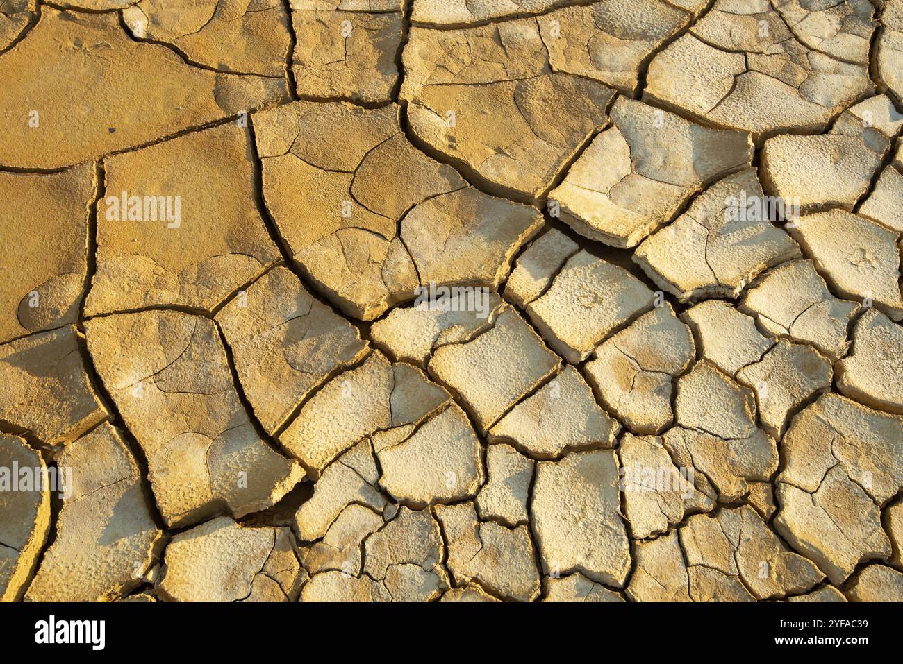 Fondo smerigliato asciutto e incrinato. Immagine concettuale del riscaldamento globale Foto Stock