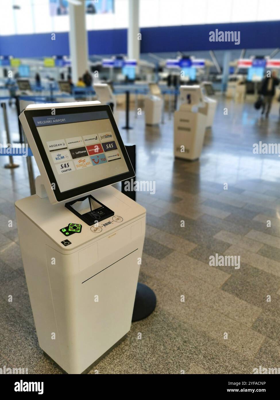 Helsinki Vantaa, Finlandia, 24 settembre 2022: Macchina self service per il check-in per il passaporto d'imbarco delle compagnie aeree in un aeroporto internazionale, Europa Foto Stock