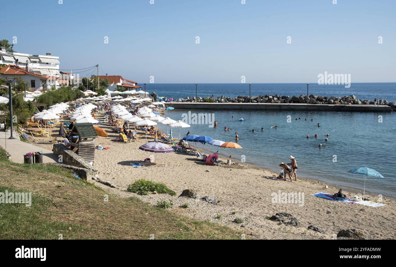 Loutra, Grecia, luglio 25 2017: Persone che si godono le vacanze estive sull'idilliaca spiaggia di loutra a Kassandra, penisola Halkidiki, Grecia, Europa Foto Stock