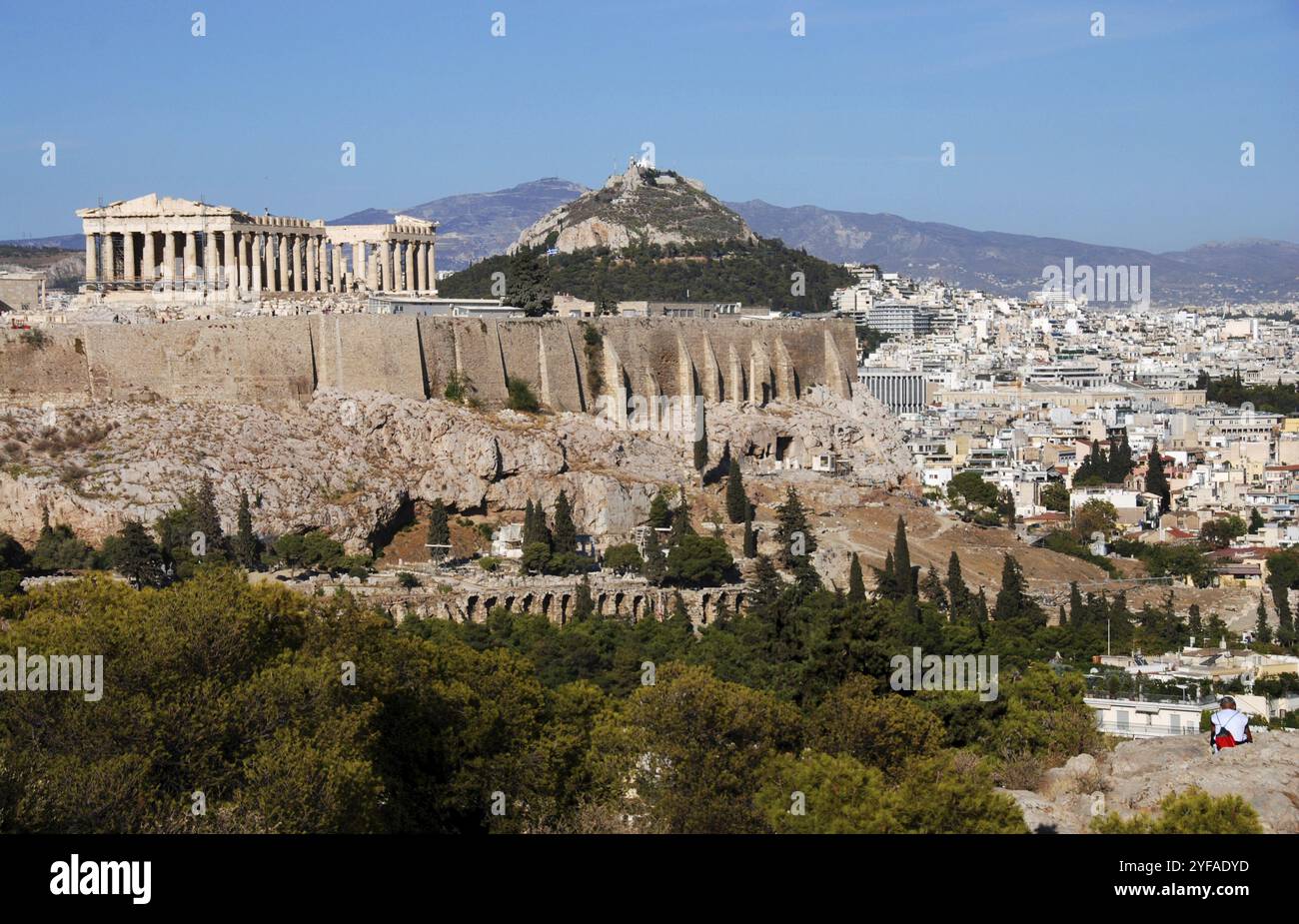 Vista panoramica della città capitale di Atene e la famosa Acropoli Hill in Grecia Foto Stock