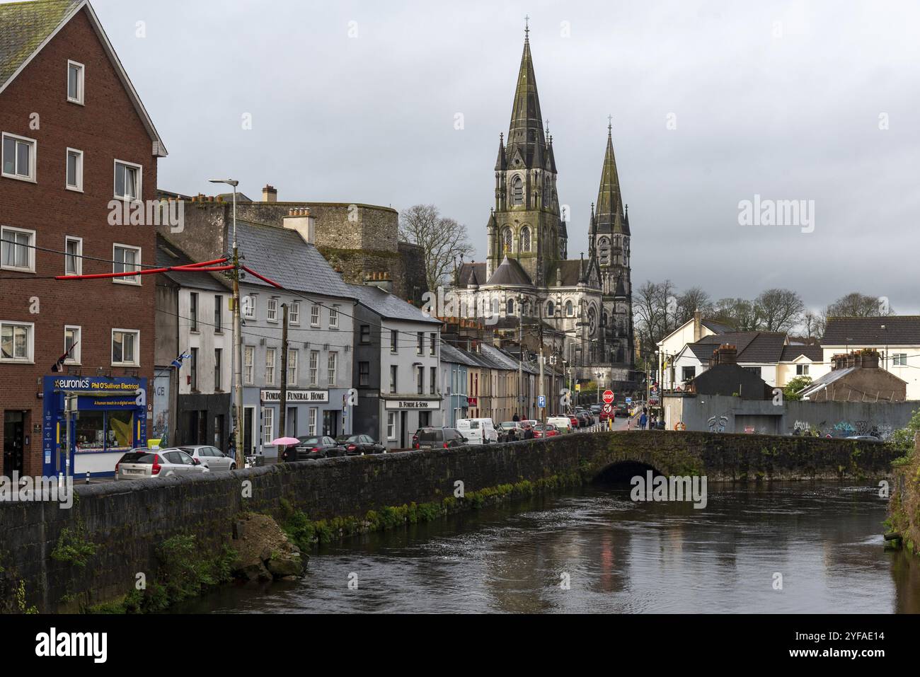 Cork, Irlanda, febbraio 25 2023: Paesaggio urbano della città di sughero fiume lee e cattedrale di fin barre in Irlanda europa, Europa Foto Stock