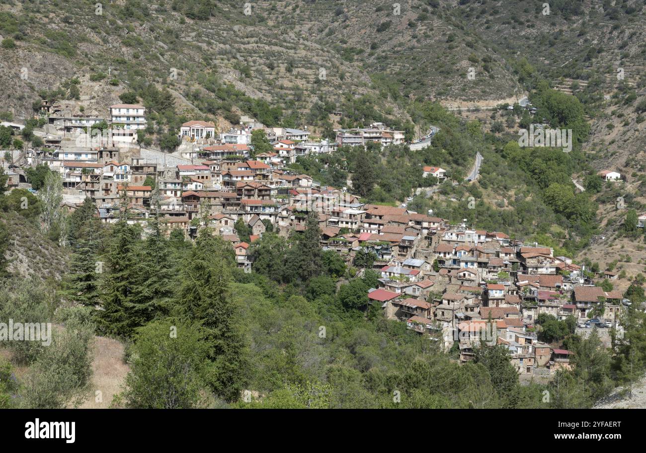 Tradizionale villaggio di montagna di Askas sulle montagne di Troodos a Cipro. Il villaggio fa parte della regione agricola di Pitsilia, famosa per i suoi prodotti Foto Stock